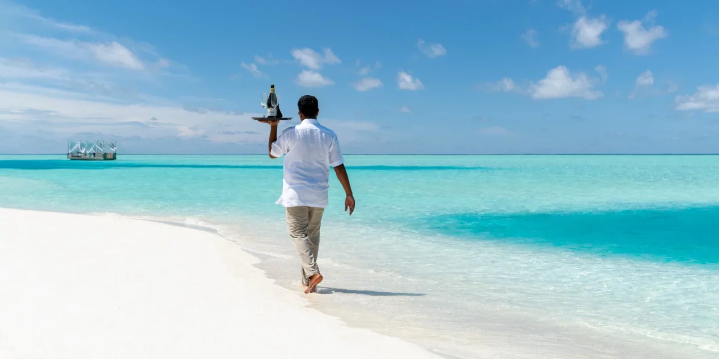 anantara_dhigu_beach_service_buttler_1920x1037