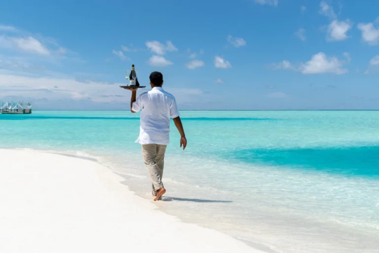 anantara_dhigu_beach_service_buttler_1920x1037