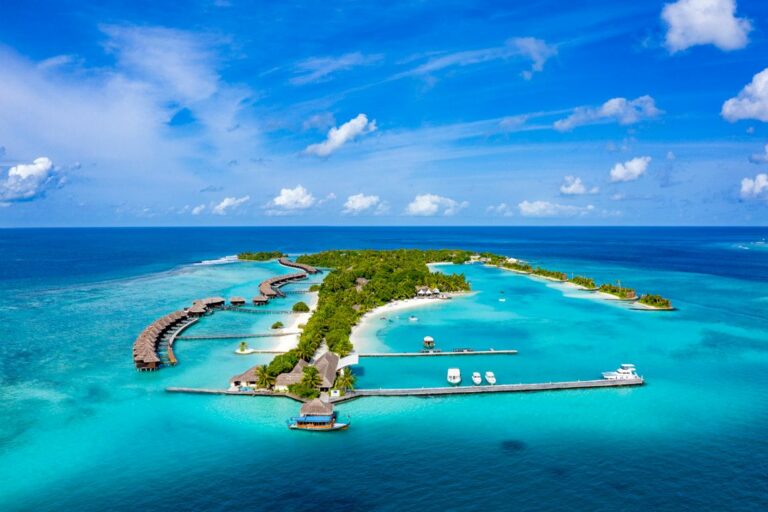 The crystalline waters of the Maldivian sea at Sheraton Maldives Full Moon Resort & Spa The crystalline waters of the Maldivian sea at Sheraton Maldives Full Moon Resort & Spa